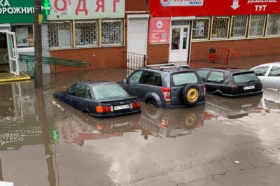Фастів затопило через сильну зливу: автомобілі пішли під воду
